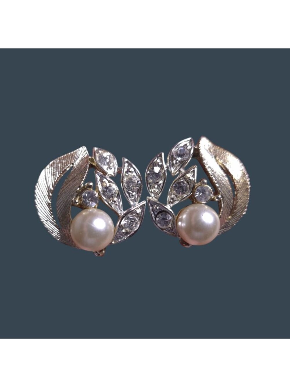 Vintage Lisner Faux Pearl Rhinestone Leaf Design Screw-back Earrings Gold Tone